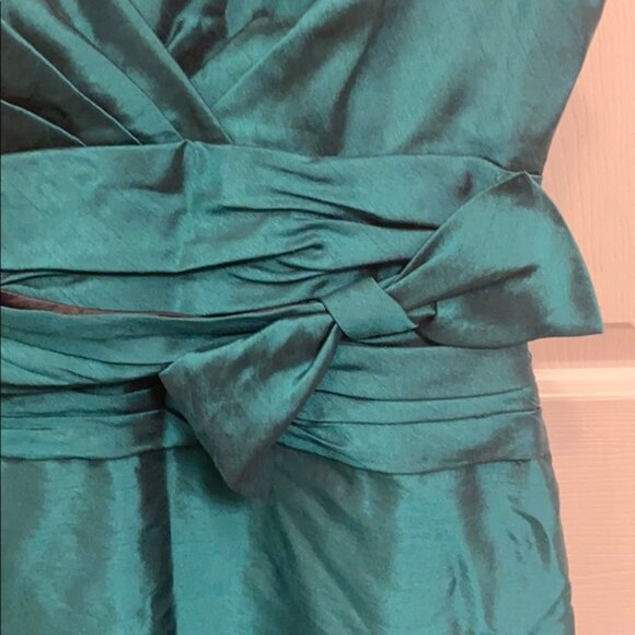 Emerald Green Dress - Picture 2 of 4